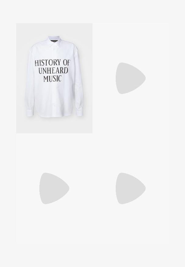 Baltā garo piedurkņu krekls ar pogām, kura priekšpusē ir drukāts "NENOSKAIDROTAS MŪZIKAS VĒSTURE" treknos, nolietotajos melnajos burtiem.; Melna krekla ar apaļu kaklu izgatavota no gluda auduma. Tam ir īsas raglana piedurknes un subtils izspiestais logotips priekšējā krūtīs.; Olive zaļas militārās bikses, izgatavotas no teksturēta auduma, ar vairākām priekšējām un sānu kabatām un pastiprinātām šuvēm.; Melni ādas potītes zābaki ar izturīgu zoli, ar sānu sprādzi un dekoratīvu aparatūru. Gluda tekstūra ar cilpu.