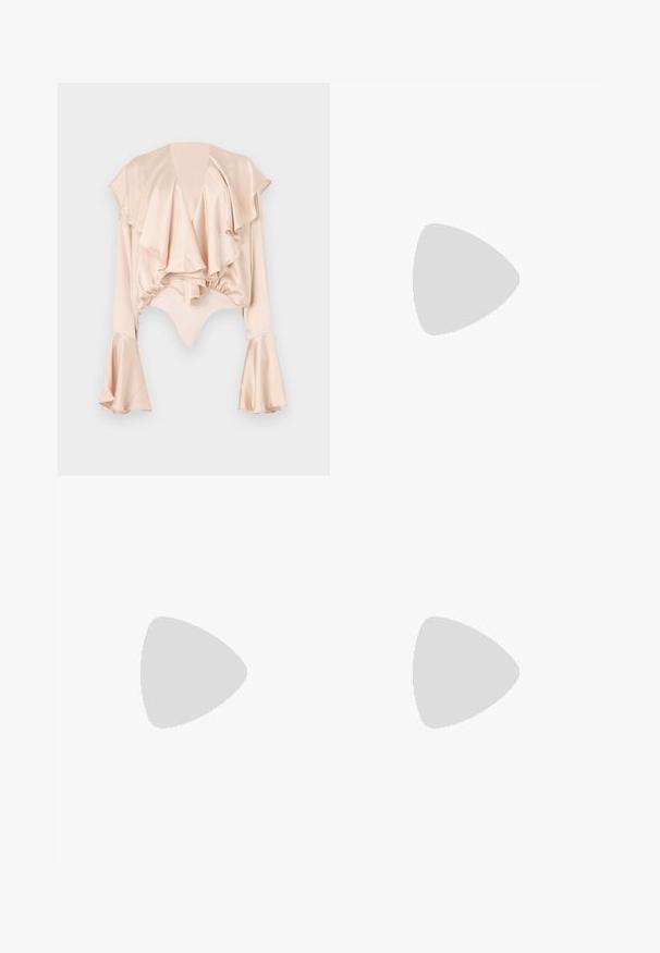 Blusa in satin rosa chiaro con design arricciato, maniche svasate e chiusura a pressione nella parte inferiore. Tessuto liscio e dettagli di tessuto drappeggiato.; Abito nero a halter con un design drappeggiato. Realizzato in materiale lucido, con un colletto attorcigliato e un orlo asimmetrico. Texture morbida.; Giacca a vento con un motivo marrone e nero, abbinata a una mini gonna in stampa pitone marrone, stivali neri alti fino al ginocchio e una piccola borsa nera.; Borsa nera con un design texture, adornata con borchie argentate e una robusta tracolla in argento. Presenta una forma elegante e minimalista.