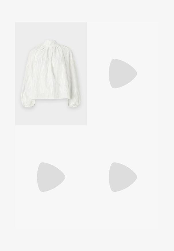 DRYKORN DUMONDA - Blūze - offwhite; Melni platās bikses, izgatavotas no gludas auduma, ar plakanu priekšpusi, krokām un jostas cilpām jostasvietā.; Melnas ādas slingback zābaki ar smailu purngalu, ar šauru papēdi un zelta krāsas akcentu uz regulējama siksniņas. Gluda tekstūra.; Melnas ādas roku soma ar struktūru, ar īsu formu, augšējo rokturi un zelta aksesuāriem. Iekļauta regulējama plecu siksna.