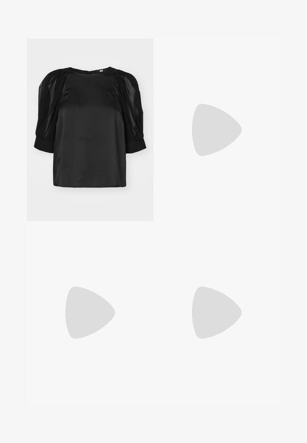 Blouse noire avec des manches courtes bouffantes en tissu transparent et un col rond. Fabriquée en tissu lisse et brillant avec une fermeture éclair au dos.; Pantalon noir ajusté avec une coupe droite, présentant une texture lisse et des plis nets sur le devant. Aucune quincaillerie visible.; Slingback noir à bout pointu avec un petit talon, en cuir lisse et doté d'un design découpé sur le côté pour plus de respirabilité.; Sac à épaule en cuir noir au toucher doux, de forme triangulaire et avec une bandoulière réglable, associé à une chemise à rayures bleu clair et à un pantalon blanc.