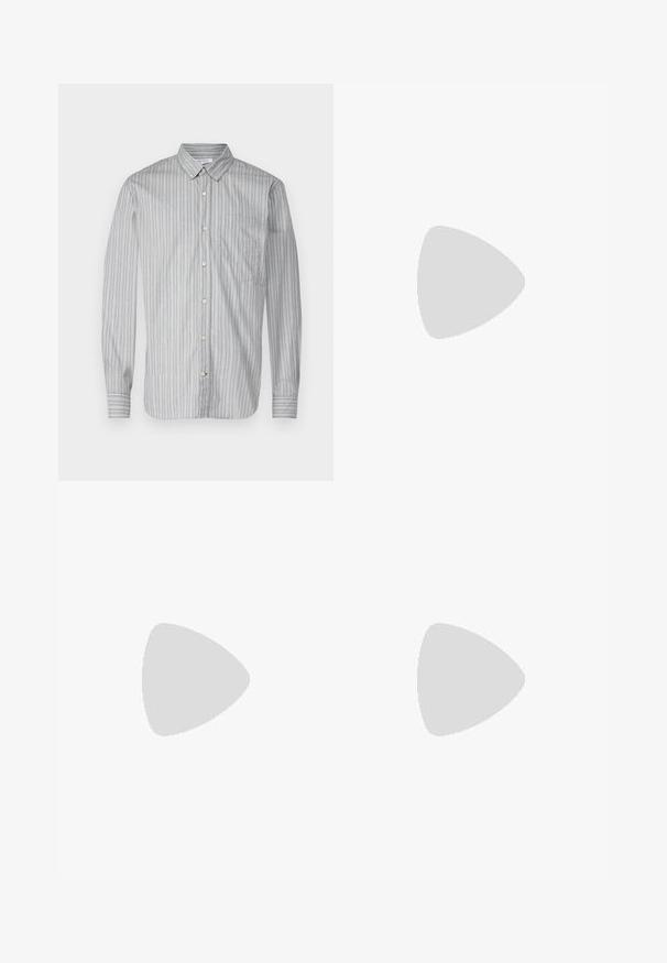 GAP STANDARD - Formāls krekls - grey/white; Urban Classics WIDE FIT - Chinos tipa bikses - black; Melnas zamšas tenisa apavus ar baltajiem akcentiem un šņorēm, kombinētas ar baltajām riboto apavu zeķēm, novietotas uz teksturētas pelēkas virsmas.; Metāla rāmji saulesbrillēm ar ovālām zaļām lēcām. Tievs sudraba metal rāmji un melni ausu spilventiņi. Minimalistiska dizaina, bez redzamām apzīmējumiem.