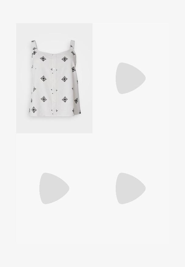 Vitt ärmlöst linne med svarta blommönster, rund halsringning och knappstängning framtill. Lätt tyg med en avslappnad passform.; Vidbenade denimjeans i medelblått, med hög midja, knäppning och kontrasterande vertikala sömdetaljer längst fram.; Svarta lackerade klacksandaler med fyrkantig tå, ankelremmar och silverfärgade spännen. Har en kraftig blockklack för stabilitet.; Svart lädertoffelväska med slät textur, rektangulär form och två långa handtag. Ingen synlig hårdvara eller dekorationer.