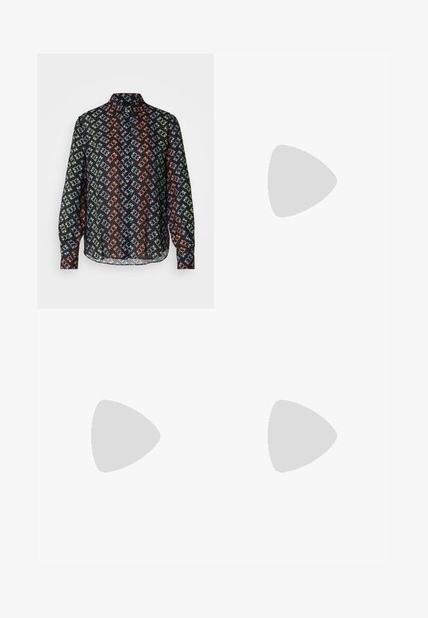 Crna košulja s ovratnikom, s ponavljajućim geometrijskim uzorkom u zelenoj, plavoj i narančastoj boji. Dugi rukavi, dugmad na prednjoj strani.; Crne krojene hlače ravnog kroja, s glatkom teksturom i oštrim pregibima naprijed. Bez vidljivih metalnih dijelova.; Crne lakirane cipele s visokom potpeticom, špicastim prstom, podesivim naramenicama i tankom potpeticom. Glatka tekstura s sjajnom završnom obradom.; Crna kožna torba s strukturiranim dizajnom, s krojenim oblikom, gornjom drškom i zlatnim detaljima. Uključena je podesiva ramena traka.