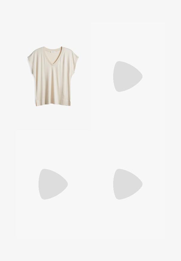 Haut à col en V et à manches courtes en tissu beige clair. Présente un col côtelé et des fentes latérales à l'ourlet pour faciliter les mouvements. Texture douce.; Pantalons larges marron avec une texture lisse, dotés d'une taille haute et de plis à l'avant. Le tissu est léger et tombe de manière fluide.; Sandale en cuir marron avec des brides entrecroisées, une fermeture à boucle à la cheville et une semelle plate avec des détails de couture minimaux.; Sac fourre-tout en daim marron avec une texture douce, grande ouverture et longues sangles. Présente un design simple avec des coutures visibles et sans matériel.