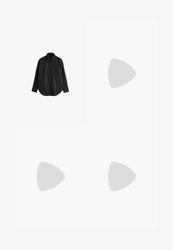 Next OVERSIZED  czarny; Czarne spodnie o prostym kroju, z przednimi kieszeniami i bocznymi rozcięciami na dole. Wykonane z miękkiego, gładkiego materiału. Odpowiednie na różne okazje.; Czarne lakierowane sandały na obcasie z kwadratowym noskiem, z paskami wokół kostki i srebrnymi klamrami. Posiadają masywny słupek dla stabilności.; Czarna skórzana torba tote o gładkiej fakturze, prostokątnym kształcie i dwóch długich uchwytach. Brak widocznych elementów metalowych i ozdób.