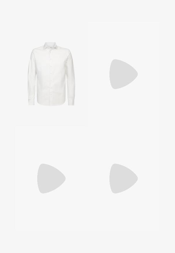 Witte langetermijn blouse gemaakt van gladde stof, met een klassieke kraag en volledige knopen voor. Heeft een regular fit en geen zichtbare patronen.; Korte mouwen polo shirt in crème met geribbelde structuur en een vlakke kraag. Heeft een rechte zoom en een zachte stof voor comfort.; Zwarte broeken met een recht model, gemaakt van een gladde stof. Voorzien van een voorplooien en een enkele knoopsluiting bij de taille.; Zwarte suède sneakers met witte veters en drie witte strepen. Heeft een cirkelvormig zwart logo op de tong en een gumrubberen zool.; Zilveren vierkante horloge met een witte wijzerplaat, zwarte Romeinse cijfers en de tekst "WATER RESIST". Zwarte leren band met een gestructureerde afwerking.