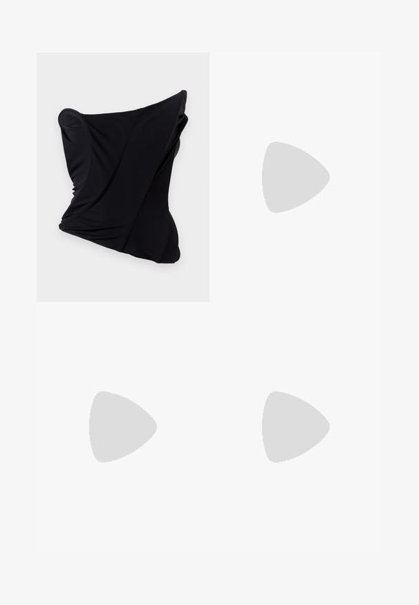 Μαύρο μαξιλάρι από ύφασμα με στριμμένο σχέδιο, που διαθέτει λεία υφή και στρογγυλεμένες γωνίες, δημιουργώντας μια γλυπτή μορφή.; Μπεζ παντελόνι με ραφή, κανονικής εφαρμογής, με πιέτες στο μπροστινό μέρος, λεία υφή και μέτρια μέση. Χωρίς ορατές τσέπες.; Μαύρη δερμάτινη γόβα slingback με μυτερή μύτη, μινιμαλιστικό σχέδιο, λεπτή αλυσίδα στον αστράγαλο και κομψό τακούνι στιλέτο. Λείος υφή.; Πτυχωτό μπεζ δερμάτινο τσαντάκι με ασημένιο μεταλλικό πλαίσιο, διαθέτοντας δύο στρογγυλούς διακοσμητικούς κλειστές και μια ασημένια αλυσίδα.