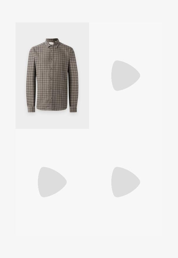 Langarm overhemd met een bruin en grijs ruitpatroon, voorzien van een klassieke kraag en knoopsluiting aan de voorkant.; Effen lichtgrijze T-shirt met korte mouwen en ronde hals, weergegeven op een witte achtergrond, frontaanzicht zonder zichtbare logo's of ontwerpen.; Lichtblauwe denim jeans met een rechte broekspijp, vijf zakken en riemlussen. De stof heeft een lichte wassing voor een vervaagd effect.; Canvas sneakers in off-white met een ronde neus, voorzien van beige rubberen zolen en vijf oogjes voor veters, met een gestructureerde afwerking op de bovenkant.