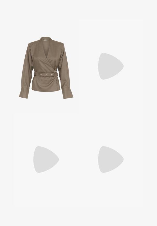 Brun inlindad topp med långa ärmar, v-ringning och bälte i midjan som har silverknappar. Slät textur och skräddarsydd passform.; Vit linne mini kjol med rak skärning, med sidofickor och en jämn textur. Inga synliga mönster eller detaljer.; Vita platta skor med ett nätmönster, spetsig tå och en låg, platt sula. Texturerad ovandel med en slät foder och subtil kontrastkant.; Vitt handväska med krokodilprägling, två handtag, rektangulär form och dragkedjestängning. Visad mot en ljus bakgrund.