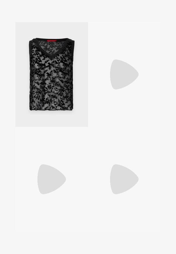 Top negru fără mâneci, cu un overlay din dantelă florală transparentă, design în formă de V și margine neagră pe decolteu și guler.; Pantaloni negri cu talie înaltă, cu picioare largi, având pliseuri frontale, o textură netedă și un finisaj croit. Concepuți pentru o croială relaxată.; Pantofii cu toc înalt din piele neagră, cu vârf ascuțit și toc rotund, mimos. Textură netedă, cu un design elegant și minimalist.; Geantă de umăr din piele maro, formă rectangulară, suprafață texturată, curea detașabilă, închidere cu fermoar, logo subtil embosat pe față.