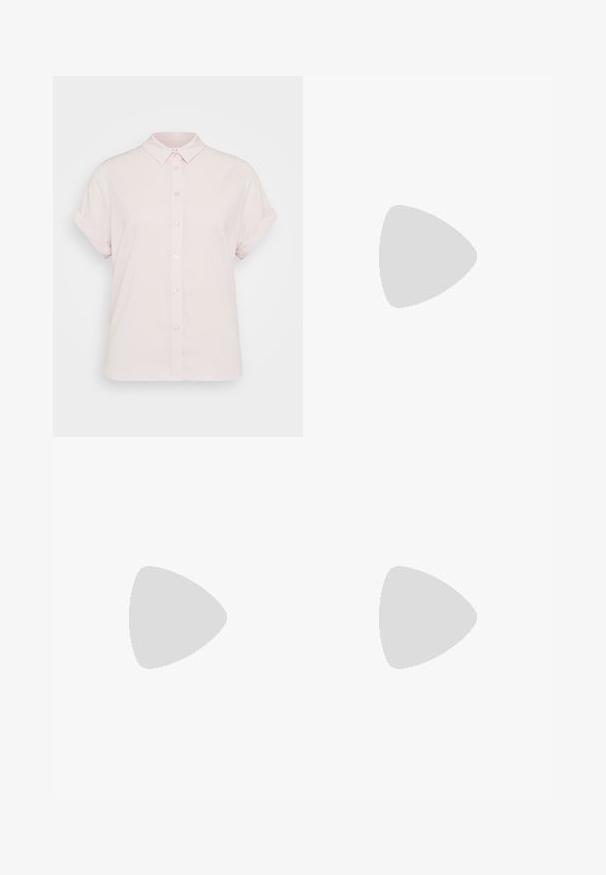 Samsøe Samsøe MAJAN SHIRT - Camicia - lilac snow; Pantaloni neri a gamba larga realizzati in tessuto elasticizzato, con una vita alta e dettagli cuciti lungo la parte anteriore, abbinati a un maglione grigio a maniche lunghe.; Ballerine con corpo in pelle beige e punta in vernice nera lucida. Presentano un piccolo dettaglio a fiocco sul davanti. Suola piatta.; Borsa a tracolla nera in pelle con superficie testurizzata, tracolla regolabile e accessori in argento. Presenta una patta frontale con chiusura a clip.