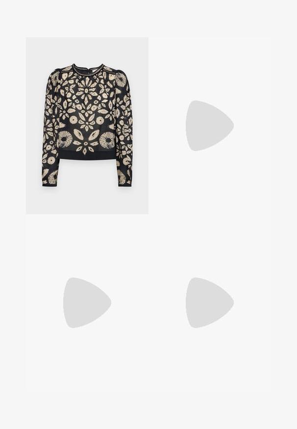 Blusa negra de manga larga, con un patrón floral en crema y una tela texturizada. Con un escote fruncido y puños elásticos.; Pantalones de campana grises fabricados con tejido texturizado, que presentan un corte entallado, un sutil patrón de cuadros y pliegues frontales para una apariencia refinada.; Sandalia de tacón alto beige con punta cuadrada, tira delgada en el tobillo y tacón ancho. Textura de cuero suave con un detalle de hebilla dorada.; Bolso de mano de cuero marrón con una forma estructurada, presenta un asa superior única y una correa para el hombro desmontable. Detalles de herrajes en tono dorado.