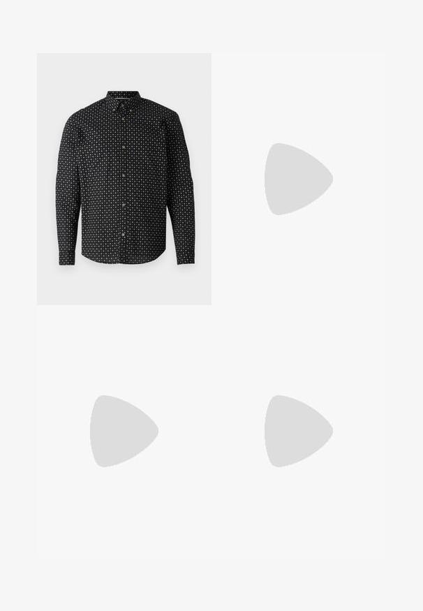 Zwarte blouse met een patronenontwerp van witte kruisen. Het heeft lange mouwen, een kraag en goudkleurige knopen.; Zwarte longsleeve t-shirt van katoen, met een ronde halslijn en een klein groen geborduurd krokodillenlogo op de linkerborst.; Lichtblauwe denim jeans met een losse pasvorm, rechte pijpen, een vijfzakkenontwerp en een knoopsluiting bij de taille. Minimalistische stikdetails.; Lacoste sneakers in donkergrijs van mesh en synthetisch materiaal, met een gestructureerde zool en bruine accenten op de kraag en branding.