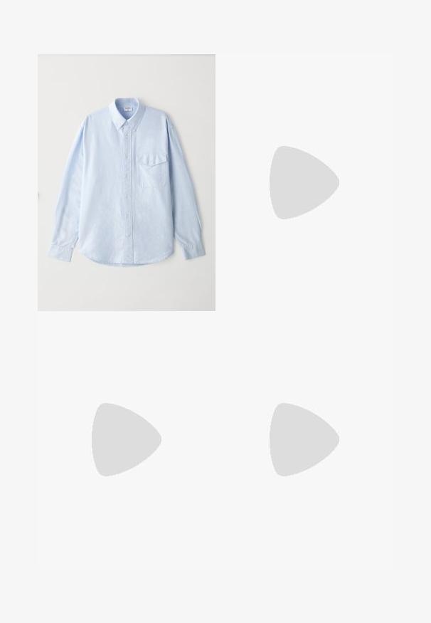 Camicia azzurra chiara con bottoni, realizzata in tessuto morbido, con colletto classico, maniche lunghe e taschino sul petto con altoparlante.; Filippa K TERRY CROPPED TROUSERS - Pantaloni - sage melange; Sneaker in pelle bianca con una finitura liscia, punta rotonda, lacci piatti e suola testurizzata. Presenta un logo discreto sul tallone.; Occhiali da sole neri rotondi con lenti scure e sottili bracci in metallo. Include punte trasparenti e accenti argentati alla cerniera. Design minimalista.