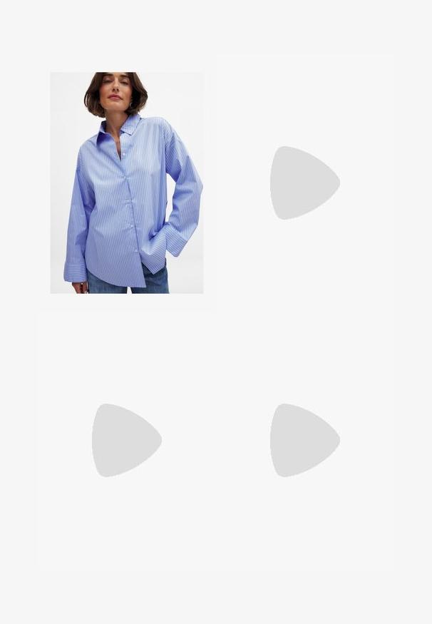 Ljusblå randig oversized skjorta med knäppning, tillsammans med vita vida byxor och en vit handväska. Svarta kattöga sunglasses kompletterar looken.; Ljust blå vida jeans i denim. Har fem fickor, knappgylf och blekta detaljer. Klassisk rak passform med en lös passform.; Ljusgrå klacksandaler med tre korslagda remmar, en smal profil och en avsmalnande klack. Slät textur med en något glänsande yta.; Beige läderhandväska med en unik form, med två korta handtag och ett långt justerbart axelband. Slät textur med minimal hårdvara.