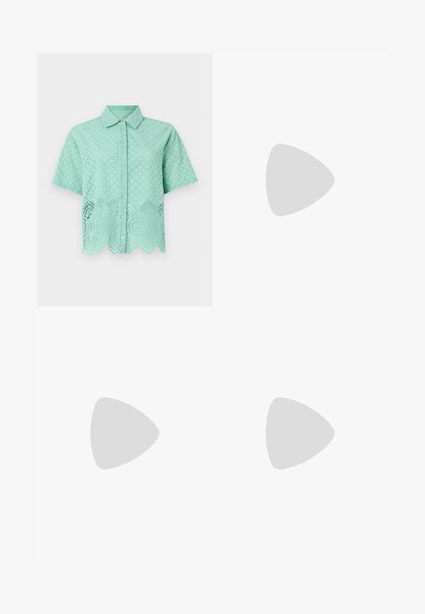 Korte mouw, mintgroen shirt met eyeletpatroon, knoopsluiting aan de voorkant en geschulpte zoom. Gemaakt van lichtgewicht stof met decoratieve uitsparingen.; Lichtblauwe denim jeans met een hoge taille, wijde pijpen, twee zijzakken en geplooid ontwerp. Zachte textuur met een vervaagd uiterlijk.; Zwarte leren slingback hakken met een spitse neus, voorzien van een slanke hak en een goudkleurige accent op de verstelbare band. Gladde textuur.; Crème-kleurige handtas met een gestructureerde afwerking, gebogen vorm, korte handgreep en een goudkleurige logo-applicatie. Ritsafsluiting aan de bovenkant.