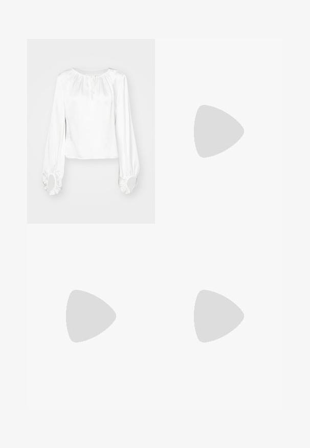 Blouse blanche à manches longues en tissu lisse, avec un col froncé, des détails à cordon et des poignets élastiques avec des ouvertures rondes.; Pantalons évasés noirs avec une texture lisse, une taille cintrée et des poches avant, conçus avec une silhouette moderne et élégante.; Escarpin slingback en vernis noir avec un bout pointu, présentant un imprimé serpent texturé, une sangle réglable et un petit talon bloc texturé.; Sac en cuir noir porté en travers avec deux poches avant, boucles dorées, fermeture zippée et une sangle fine. Surface texturée et forme rectangulaire compacte.