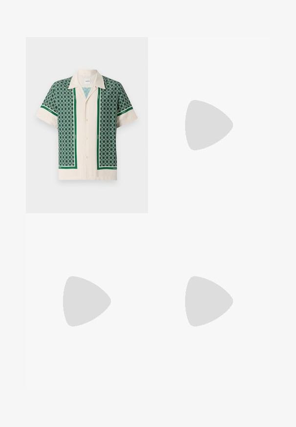 sandro FENCE - Chemise - super green; Polo shirt noir à manches courtes avec un tissu texturé et côtelé, présentant un col en V et un ourlet droit. Pas de logos ni de motifs visibles.; Pantalons beiges taille haute avec une coupe droite, présentant un devant plat, des poches latérales et un tissu lisse au toucher.; Mocassin en cuir noir avec une finition lisse, présentant un design cousu et une accent décoratif en chaîne métallique sur le rand. Talon plat.