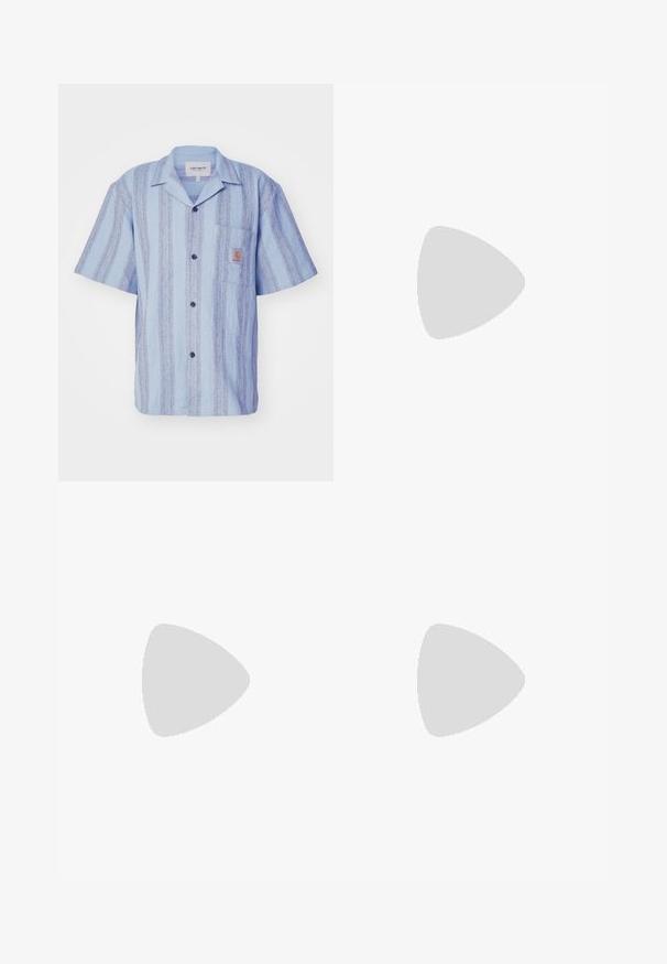 Carhartt WIP DODSON jasnoniebieski; Trzy topy na ramiączkach w kolorze białym, szarym i czarnym. Każdy z nich ma klasyczny bezrękawnikowy fason, wykonany z lekkiej bawełnianej tkaniny z prążkowaną teksturą.; Jasnoniebieskie dżinsy o prostym kroju nogawki, z średnim stanem, pięcioma kieszeniami oraz zapięciem na guzik i zamek błyskawiczny.; Czarny skórzany mokasyn z frędzelkowymi akcentami, z masywną czarną podeszwą i żółtym przeszyciem wzdłuż krawędzi. Teksturowane wykończenie.