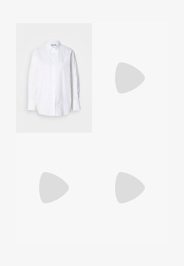 Bela bombaža srajca z dolgimi rokavi, ovratnikom s gumbi, okrašena z majhnimi, okroglimi detajli, podobnimi biserom, ki so enakomerno razporejeni po celotni srajci.; Bela bombažna majica z natisnjeno ilustracijo dveh žensk v urbanih modnih stilih s psom na prehodu za pešce in mestnimi stavbami.; Temno modri široki kavbojke iz denima z visokim pasom, ki imajo oranžne šive, pet žepov in gumba za zapiranje.; Bele nizke superge z črnim hrbtnim delom, platformo, vezalkami in Calvin Klein "CK" logotipom na strani.