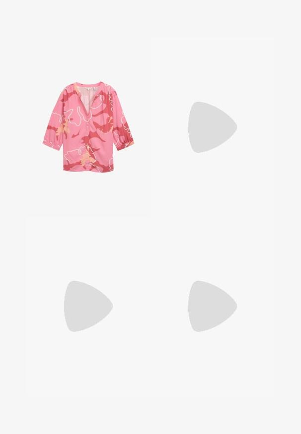 Bluza roz cu un model abstract în nuanțe mai închise de roz și piersică, cu decolteu în V, față cu nasturi și mâneci până la trei sferturi.; Jeans din denim cu talie înaltă, de culoare albastru mediu. Prezintă accente cu buton în față și un design cu picioare late. Materialul are o textură netedă, cu o ușoară decolorare.; Sandalete plate de un roz pal cu vârf ascuțit, realizate dintr-un material asemănător pielii, neted. Prezintă detalii decupate pe laterale și un toc plat.; Geantă structurată albă, cu mânere scurte și curea de umăr, având accente din metal aurit și material texturat, expusă pe un fundal gri.