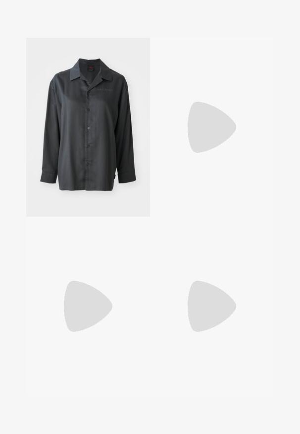 Camisa de manga longa preta, tecido suave, frente com botões, colarinho pontudo, discreta bordado "AIR JORDAN" no peito, corte descontraído.; Calças pretas, leves, com um cinto elástico e punhos franzidos. O tecido é suave e apresenta um design relaxado e afunilado.; Sapatilhas brancas chunky feitas de malha texturizada e materiais sintéticos, apresentando uma sola espessa e detalhes de padrão intrincados ao longo dos lados.; Uma bolsa bege feita de material macio, com um design descontraído, detalhes de costura e duas alças para o ombro. Adequada para uso diário.
