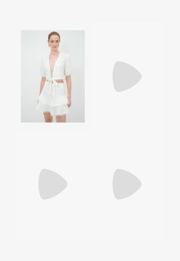 Valkoinen lyhythihainen crop-top ja kerroksellinen minihame, joka on valmistettu pintakuvioidusta kankaasta. Tässä asusteessa on syvä V-pääntie, puffihihat ja koristeellinen reunus.; Vaaleanbeige neulepaita pitkillä hihoilla ja avonaisella kaula-aukolla, jossa on suuria lehtikuvioita ja verkkomainen rakenne. Korostettu levenevillä hihoilla.; Bershka HIGH-HEEL - Biker-/cowboysaappaat - beige; Kilpikonnakuosiset aurinkolasit, joissa on kulmikkaat kehykset, harmaat linssit ja sileä pinta. Ominaisuuksiin kuuluu rohkea geometrinen muotoilu ja paksut templet.