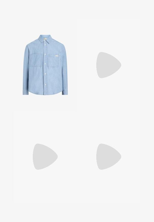 Camisa de mezclilla azul claro con botones, que presenta un cuello puntiagudo, dos bolsillos en el pecho y una pequeña etiqueta de logotipo en el bolsillo izquierdo.; BOSS TEE - Camiseta básica - open white; Pantalones de algodón beige con corte recto, que cuentan con un cierre de botón y pliegues en la parte frontal para un detalle adicional.; Zapatillas de ante azul con suela de goma blanca, diseño de cordones, punta redondeada y un interior en contraste color marrón. Detalles de costura sutil.