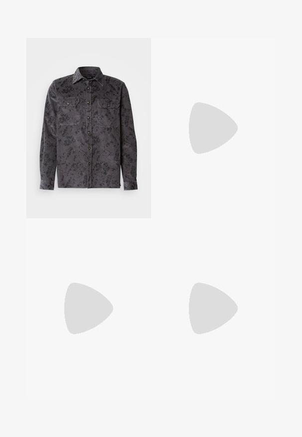 Chemise en côtes de velours gris avec un motif floral noir, deux poches sur la poitrine, un col pointu et des boutons métalliques. Tissu texturé avec des nervures verticales.; Ensemble de cinq t-shirts en noir, blanc et bleu marine. Tissu en coton, manches courtes, design col rond et texture unie sans motifs.; Pantalons à motifs verts présentant un design imprimé de serpent avec des nuances de marron et d'orange, coupe droite et texture lisse.; Mocassins en cuir noir avec une finition lisse, un bout arrondi et une petite flèche décorative. Dotés d'un petit talon empilé et d'un détail de marque subtil.