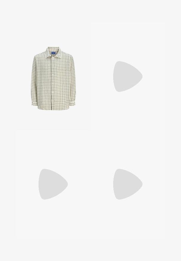 Button-up-Hemd in Creme mit einem schwarzen Karomuster. Hergestellt aus leichtem Stoff, mit einem Kragen und langen Ärmeln.; Weißes Baumwoll-T-Shirt mit Rundhalsausschnitt, kurzen Ärmeln und lockerer Passform. Das Etikett trägt die Aufschrift "URBAN CLASSICS". Glatte Textur, keine Muster oder Akzente.; Khaki Cargo-Hosen mit elastischem Bund und Kordelzug, aus seitlichen Taschen und umgeschlagenen Knöcheln. Hergestellt aus einem strukturierten, leichten Material.; Weiße Leder-Sneaker mit Perforationen, runder Zehenpartie, flacher Sohle und dicken Schnürsenkeln, mit sichtbar eingesticktem Swoosh-Logo und "AIR" an der Ferse.