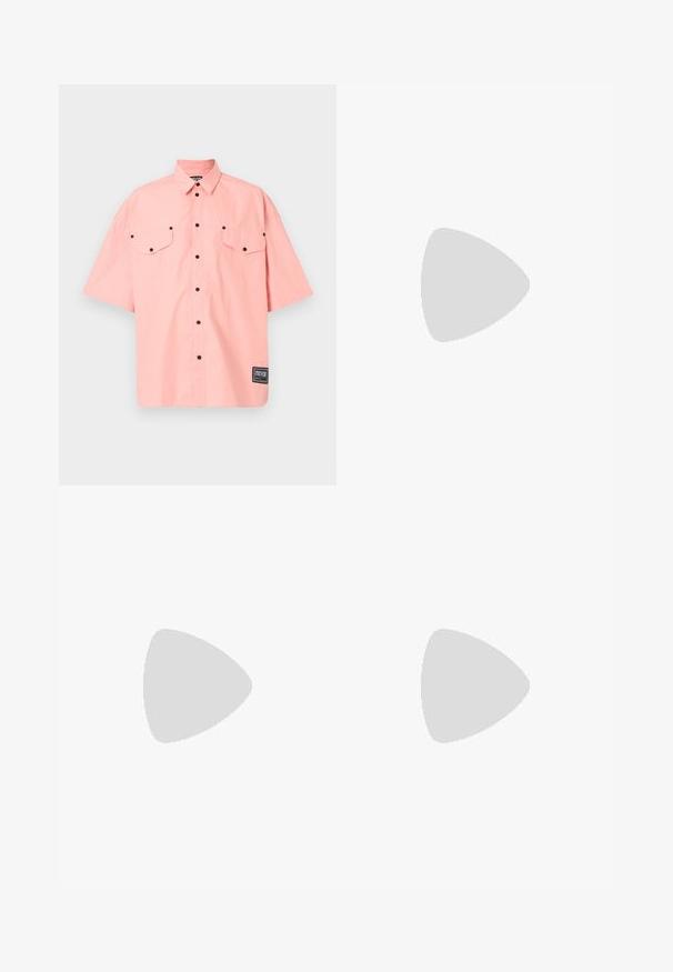 Kortärmad knapp-up skjorta i ljusrosa bomull med två bröstfickor, svarta knappar och ett varumärkespatch på nedre högra sidan.; Grå t-shirt med kort ärm gjord av mjukt, texturerat tyg. Har en klassisk rund halsringning och en rak nederkant, lämplig för avslappnad klädsel.; Marina byxor med avslappnad passform, featuring en dragsko i midjan och sidofickor. Slät tyg med subtila frontveck och logodetalj.; Vita lädersneakers med en jämn yta, rund tå, platta snörningar och en strukturerad sula. Har en diskret logotyp på hälen.