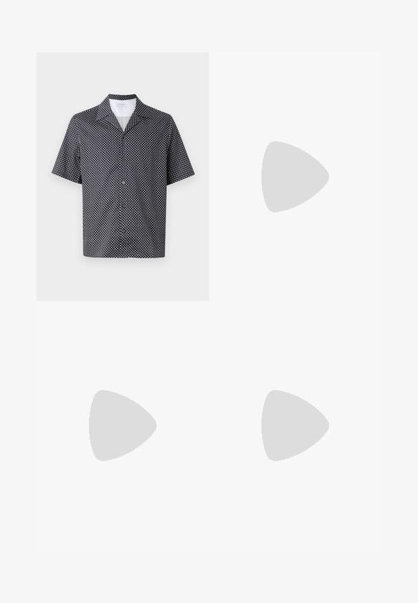 Cămașă cu mânecă scurtă din material bleumarin, cu un model circular alb, guler cu discontinuități și închidere cu nasturi negri.; Jeans din denim de culoare albastru închis, cu un design drept, având cinci buzunare, închidere cu nasture și detalii de cusătură în contrast.; Mocasini bărbați din piele neagră, cu toc mic și un design clasic cu bandă în formă de monedă, prezentat în profil lateral pe un fundal alb.; Ochelari de soare negri, rectangul care au lentile întunecate, ramă din plastic gros, accente aurii pe brațe și logo-ul brandului gravat pe mâner.