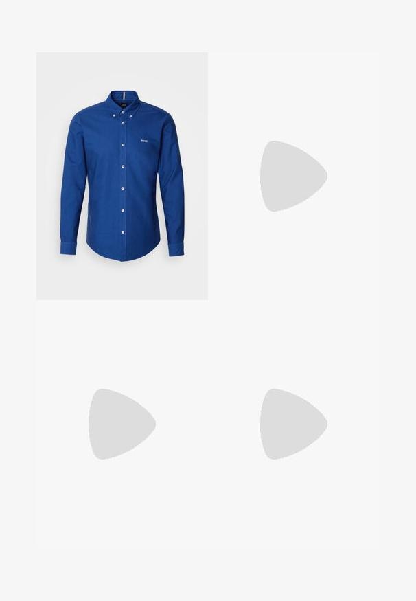 BOSS ROAN - Camicia - open blue; Jeans in denim blu con design a gamba dritta, cinque tasche e chiusura con bottone standard. Il materiale ha una texture classica e un peso medio.; Scarpa nera slip-on con punta arrotondata, caratterizzata da una tomaia texture, una suola bianca liscia e un discreto logo sul lato.; Occhiali da sole rettangolari neri con lenti scure, caratterizzati da una forma distintiva e un marchio sulla parte tempiale. Indossati da una persona con una maglietta verde.