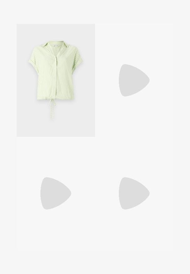 Hellgrüne gestreifte Bluse mit kurzen Ärmeln, einer Knopfleiste und einem Zugbandsaum. Glattes Material mit lockerer Passform.; Hochtaillierte, weit geschnittene Jeans in dunkelblauem Denim mit glatter Textur, Kontrastnähten und einem Fünf-Taschen-Design. Verschluss mit einem Frontknopf.; Schwarze Lederstiefelette mit einem breiten Absatz, elastischen seitlichen Einsätzen und einer Zuglasche an der Rückseite. Strukturiertes Profil für besseren Grip.; Weiße Lederhandtasche mit strukturiertem Design, ausgestattet mit einem Magnetverschluss und einem Schulterriemen, präsentiert vor einem neutralen Hintergrund.