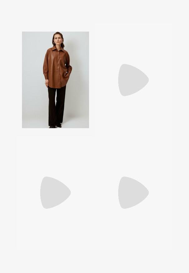 Camicia button-up in finta pelle marrone con colletto a punta, vestibilità ampia e maniche lunghe, abbinata a pantaloni neri a gamba larga.; Pantaloni a gamba larga in tessuto marrone uniforme, con una trama liscia, pieghe frontali e una vita su misura. Senza loghi o motivi visibili.; Sneaker in suede marrone con tre strisce rosa e accentuazione sul tallone. Presenta una punta rotonda e una suola in gomma testurizzata con un bordo trasparente.; Occhiali da sole tartarugati con forma arrotondata e lenti chiare. Presentano aste robuste con piccoli dettagli dorati, realizzati in materiale plastico.