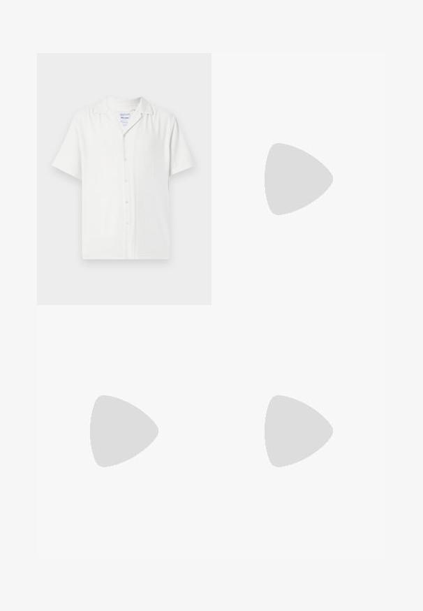 Camisa blanca de manga corta con botón en la parte delantera, hecha de un tejido texturado, con cuello y un corte relajado.; Polo negro de manga corta con un patrón abstracto texturizado. El cuello es plano y ligeramente abierto, realzando el diseño relajado.; Pantalones cortos de mezclilla en azul claro con un corte clásico. Cuenta con cinco bolsillos, acentos de costura naranja y dobladillos sin acabar.; Mocasines de cuero negro con un acabado suave, punta redondeada y costuras decorativas en la parte superior. Tacón bajo apilado y un ligero brillo.