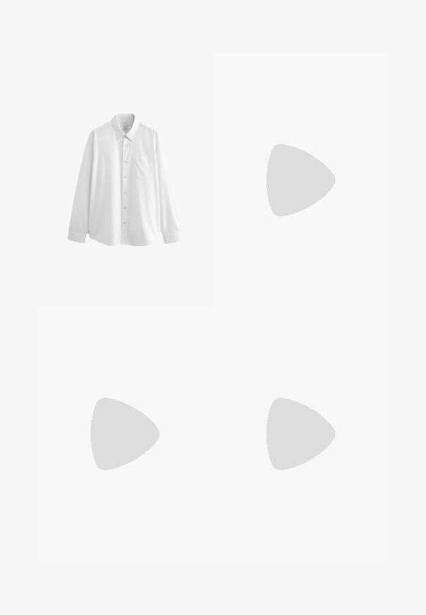 Next - Koszula; Młoda osoba z warkoczami, ubrana w jasnoszary t-shirt Nike i czarne spodenki Nike, na jednolitym białym tle.; Beżowe spodnie cargo z lekkiego materiału bawełnianego. Posiadają elastyczne mankiety, wiele bocznych kieszeni oraz zapięcie na guzik.; Białe skórzane sneakersy z perforacjami, okrągłym noskiem, płaską podeszwą i grubymi sznurówkami, z widocznym logo swoosh i napisem „AIR” na pięcie.