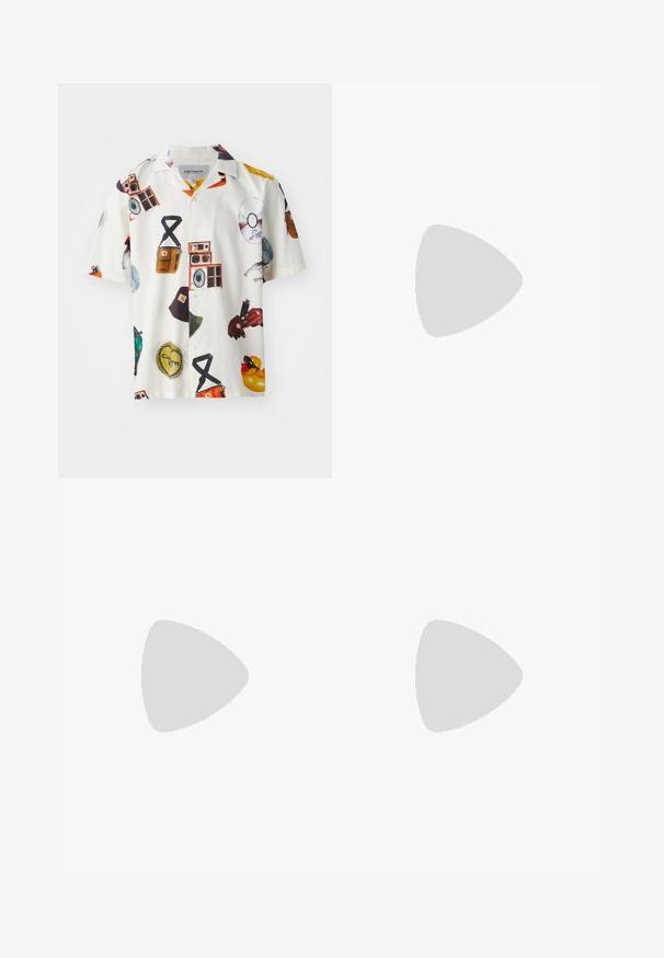 Cercata a maniche corte in tessuto bianco con diverse grafiche di oggetti musicali, cappelli e simboli, in colori vivaci e texture varie.; Jeans in denim azzurro chiaro con design a gamba dritta, caratterizzati da una vita media, cinque tasche e chiusura con bottone e zip.; Mocassino in pelle nera con un'accento a frange, dotato di una suola nera spessa e cuciture gialle lungo il bordo. Finitura testurizzata.; Collana in metallo argentato a tre strati caratterizzata da catene sottili e flessibili con una leggera lucentezza, fissata con un gancio a molla e una catena regolabile.