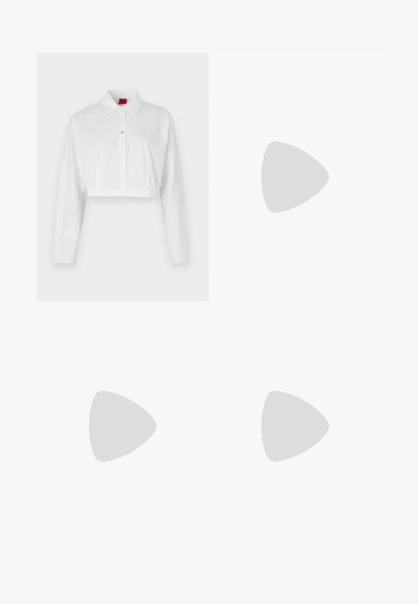 Weißes, kurzes Button-up-Hemd mit spitzem Kragen, langen Ärmeln und einem dezenten Logo auf der Brust. Glatte Stoffoberfläche ohne Muster.; Denimkleid mit ärmellosem Design, dunkelblauer Farbe, vorderem Knopfverschluss und zwei Taschen. Details in Goldton und Steppnähte akzentuieren das Kleid.; Weiße kniehohe Stiefel mit einer glatten, glänzenden Oberfläche. Quadratischer Blockabsatz und dezente Nahtdetails an der Seite.; Goldfarbene, verdrehte Ringe, die übereinander gestapelt sind und ein strukturiertes Design mit glatten und gebogenen Kanten aufweisen, was ein organisches, fließendes Erscheinungsbild schafft.