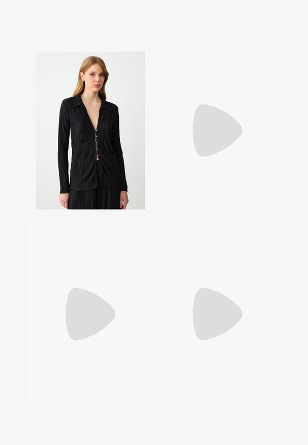 Camicia nera a maniche lunghe con texture plissé, colletto a punta e cinque bottoni decorativi lungo la parte frontale, creando un sottile scollo a V.; Abito nero smanicato con spalline sottili, caratterizzato da una scollatura a V rifinita in pizzo e una silhouette morbida, realizzato in un tessuto morbido.; Scarpa nera in suede senza lacci con punta affusolata e un piccolo fiocco decorativo sul ponte, caratterizzata da una suola piatta e una parte posteriore aperta.; Occhiali da sole neri e angolari con lenti grigie; realizzati in plastica, con aste spesse dalla superficie liscia e senza hardware visibile.; Borsa all'uncinetto in beige chiaro, caratterizzata da un motivo testurizzato. Manico a catena dorata, con borchie decorative lungo i bordi per un ulteriore tocco di dettaglio.