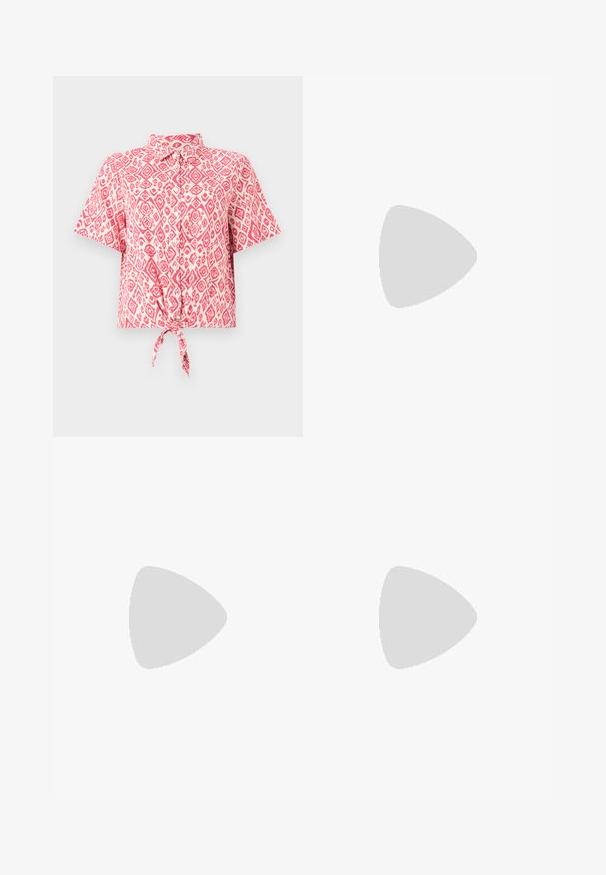 Camisa de manga curta, com botões, apresentando um padrão de diamante rosa e branco, com um detalhe de nó amarrado à cintura. Tecido leve.; Calças largas pretas com cintura alta, detalhes em botão na cintura e pregas frontais.; Botas de tornozelo em pele preta com bico pontiagudo e um salto robusto. Textura suave com acentos mínimos e um design ajustado e elegante.; Bolsa preta com superfície texturizada, alças superiores duplas e alça de ombro ajustável. Apresenta ferragens em tom dourado e bolsos laterais.