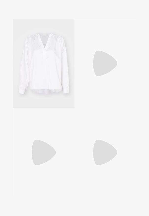Selected Femme SLFMIRA VNECK - Bluse - bright white; Bredde bukser i mørkeblå stof med en ribbet tekstur. Har en glat talje og en let silhuet, der når til midten af læggen.; Sorte ruskind hælede sandaler med en tynd ankelsnor, åben tå design og en beskeden blokhæl. Glat tekstur og minimale detaljer.; Sort læder skuldertaske med en glat tekstur og justerbar skulderrem, parret med faded brede bukser og atletiske sneakers.