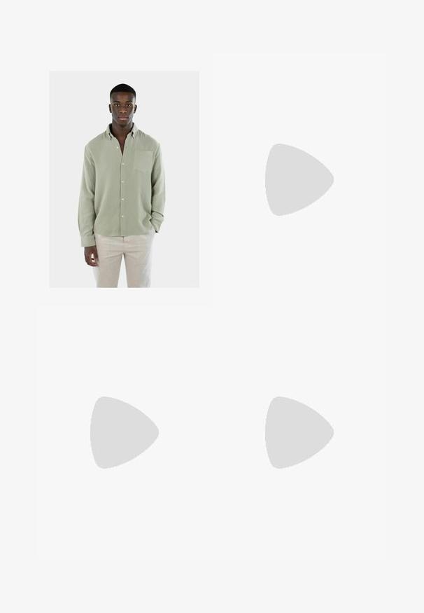 Camicia button-up verde chiaro con un tessuto testurizzato, taschino sul petto e maniche lunghe. Abbinata a pantaloni di colore chiaro.; Canotta bianca in cotone con scollatura rotonda, spalline larghe e orlo dritto, caratterizzata da una superficie liscia e senza motivi visibili.; Shorts in denim di colore azzurro chiaro con vestibilità ampia, dotati di due tasche posteriori e cuciture a vista. Il tessuto ha una consistenza morbida e liscia.; Scarpa sportiva grigia e beige con pannelli in mesh, texture a pois e dettagli argentati. Presenta una suola imbottita e un design con lacci.