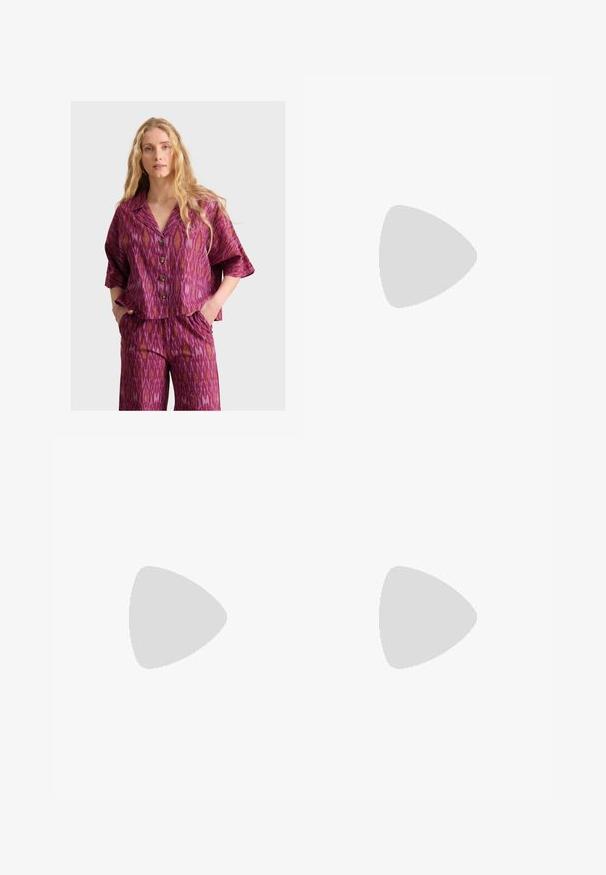 Camicia a maniche corte con bottoni e pantaloni abbinati in un motivo ikat rosa e viola, caratterizzati da una vestibilità rilassata e da una morbida texture.; Jeans a gamba larga di colore azzurro chiaro, realizzati in denim. Presentano un alto punto vita, design a cinque tasche e chiusura con bottone. Taglio dritto con orlo pulito.; Sneaker nere in suede con tre strisce bianche, suola in gomma marrone testurizzata e lacci neri. La fodera interna presenta un motivo con logo.; Borsa a spalla in suede marrone con una forma curva e una sola tracolla, con un logo sobrio sulla parte anteriore. Sfondo bianco uniforme.