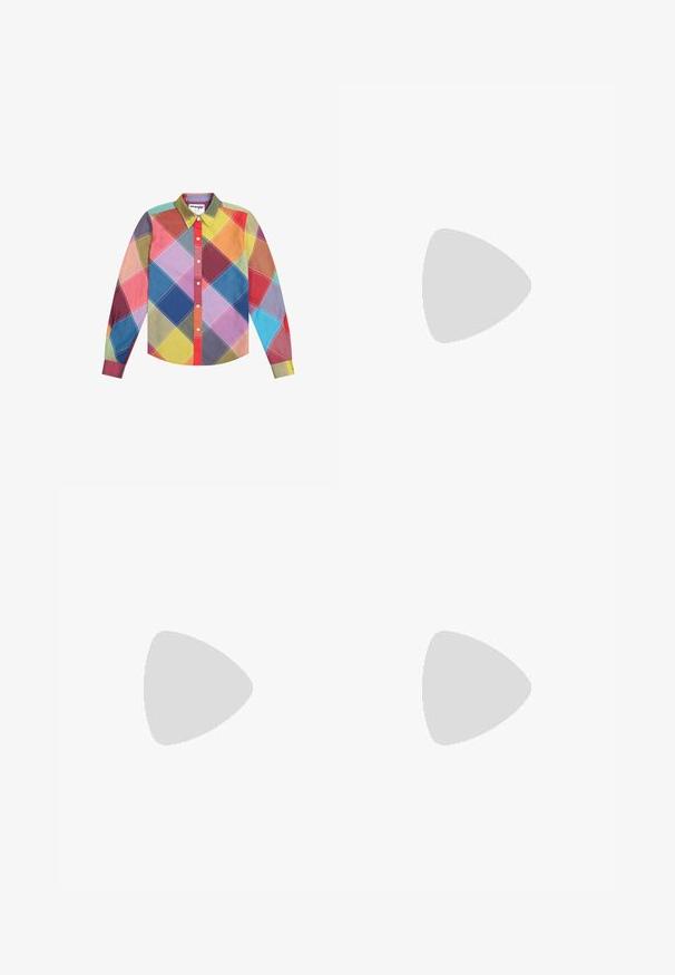 Camicia a maniche lunghe con un motivo a diamante multicolore nelle tonalità di rosso, blu, giallo, verde e viola, con colletto-button down.; Pantaloni a gamba larga rosa chiaro realizzati in tessuto liscio. Presentano una vita strutturata e gambe dritte e fluide, senza motivi o accessori visibili.; Sneakers di tela blu chiaro con punta e suola in gomma crema, dotati di lacci bianchi e un cinturino sul tallone.; Borsa in pelle rosa con pattina curva, tracolla singola e linee pulite. La borsa presenta una texture liscia e un design minimalista.