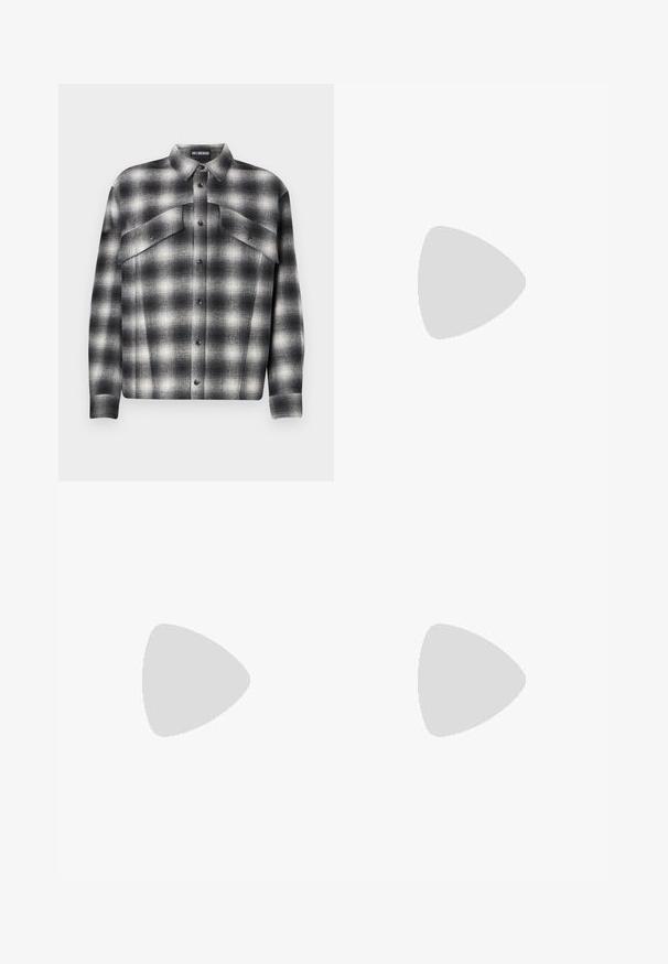 Svart og hvit rutete flanellskjorte med knapplist foran, to brystlommer og kragehalser. Laget av teksturert stoff.; Sorte plissert bukser med en rett, bred benform. Laget av glatt stoff, med knappelukking og beltehemper.; Sorte skinnloafers med rund tå, prydet med gullhardware og stingdetalj, plassert på en lav, teksturert gummisåle.; Svarte slips laget av glatt stoff, med smal bredde og en sølv slipsenål som fremhever designet.