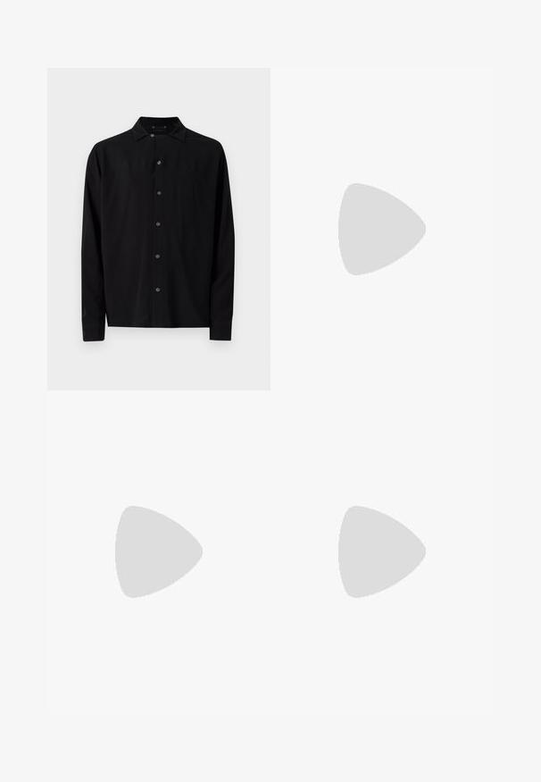 Schwarzes Langarmshirt mit einem klassischen Kragen, Knöpfen auf der Vorderseite und einer glatten Textur, geradem Saum und geknöpften Manschetten.; Schwarze, taillierte Hose mit geradem Schnitt, aus glattem Stoff gefertigt. Verfügt über Gürtelschlaufen und eine Bügelfalte an der Vorderseite.; Weiße Leder-Sneaker mit glatter Oberfläche, rundem Zehenbereich, flachen Schnürsenkeln und strukturiertem Schuhsohlen. Graues Wildleder-Detail an der Ferse.; Klarer Kunststoff-Sonnenbrillen mit rechteckigen braunen Gläsern, ausgestattet mit dünnen, transparenten Bügeln und Metallakzenten an den Schläfen.