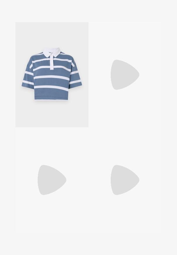 Zrezaná polo tričko v modrej farbe s bielymi vodorovnými pruhmi, krátkymi rukávmi a klasickým bielym golierom so zapínaním na gombíky.; Čierne šortky s vysokým pásom vyrobené z elastického materiálu. Obsahujú elastický pás, hladký povrch a dĺžku do polovice stehna s bezšvovým dizajnom.; Čierne vysoké čižmy po kolená s ribbed textíliou, robustnou platformou a blokovým podpätkom, s hladkou textúrou a elegantným, moderným dizajnom.; Červená lesklá kožená kabelka trojuholníkového tvaru so širokým vrchným otvorom a jedným zakriveným uchom. Hladký povrch s minimálnymi švami.