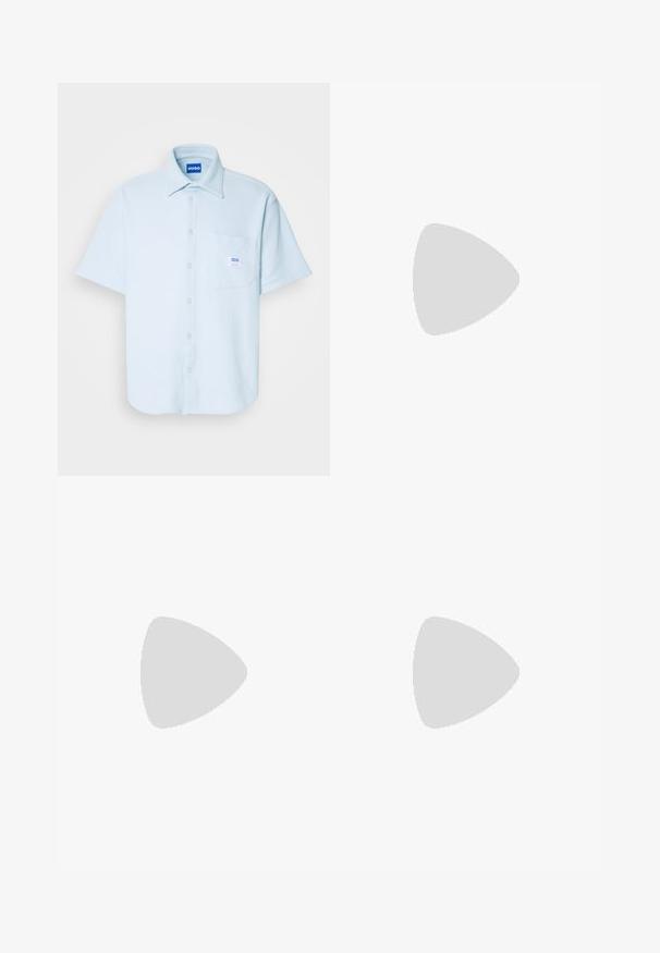 Camicia azzurra a maniche corte, in tessuto testurizzato, con colletto, tasca frontale con etichetta e orlo dritto, adatta per un abbigliamento casual.; Shorts in denim beige con taglio dritto, cinque tasche e passanti per la cintura. Presentano un aspetto leggermente sbiadito con dettagli di cucitura.; Infradito navy con cinturini in gomma testurizzata, plantare modellato e accenti verde sulla suola intermedia. Suola piatta, design casual.; Occhiali da sole neri con montatura rettangolare, lenti grigie oscurate e design con intaglio sul ponte. Materiale plastico lucido e slanciato, con tempie sottili.