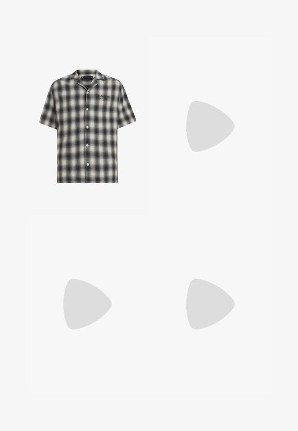 Camicia a maniche corte a quadri in bianco e nero, con chiusura frontale a bottoni. Presenta una vestibilità comoda, una texture morbida e il logo del marchio sul petto.; Shorts in denim con lavaggio blu, caratterizzati da un'alta vita, due tasche frontali e cuciture gialle lungo le cuciture.; Sneaker alte grigie Nike Air Force 1 con tomaia in pelle, colletto imbottito e cinturino in Velcro. Il design iconico presenta una punta perforata.; Occhiali da sole in plastica nera con lenti verdi, montatura quadrata, dettaglio argento sulla parte superiore e steli con texture. Marchio indicato sulla parte interna dello stelo.